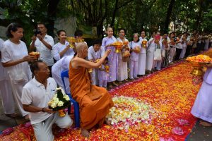 อัญเชิญประดิษฐานในอุโบสถ วัดจากแดง (หลวงพ่อหิน พระพุทธรูปเก่าแก่คู่ชุมชนวัดจากแดง)