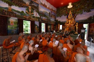 อัญเชิญประดิษฐานในอุโบสถ วัดจากแดง (หลวงพ่อหิน พระพุทธรูปเก่าแก่คู่ชุมชนวัดจากแดง)