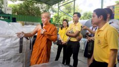 patumwan-demonstration-school-study-trip-to-cover-the-robe-from-the-recycled-plastic-bottles-a