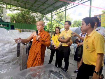patumwan-demonstration-school-study-trip-to-cover-the-robe-from-the-recycled-plastic-bottles-a