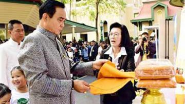 thai-prime-minister-watched-the-robes-recycled-by-chak-daeng-temple-1