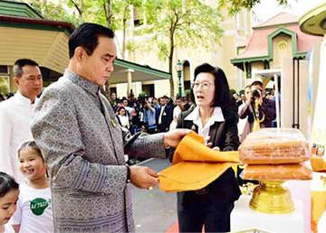 thai-prime-minister-watched-the-robes-recycled-by-chak-daeng-temple-1