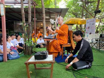 volunteer-leaders-in-the-garbage-collection-project-at-khung-bang-ka-chao-beach-a