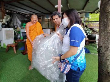 STC-Plastic-bottle-donation-at-Environmental-Learning-Center-d