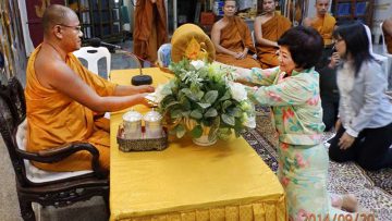 Phaoleena-Bunyaphiphatr-Offering-scholarships-to-monks-and-novices