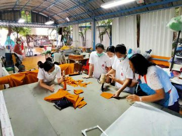 Volunteer-spirit-to-sort-waste-at-Satriwittaya-School-4
