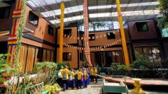 Students-of-wat-dansamrong-learning-outdoors