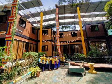 Students-of-wat-dansamrong-learning-outdoors