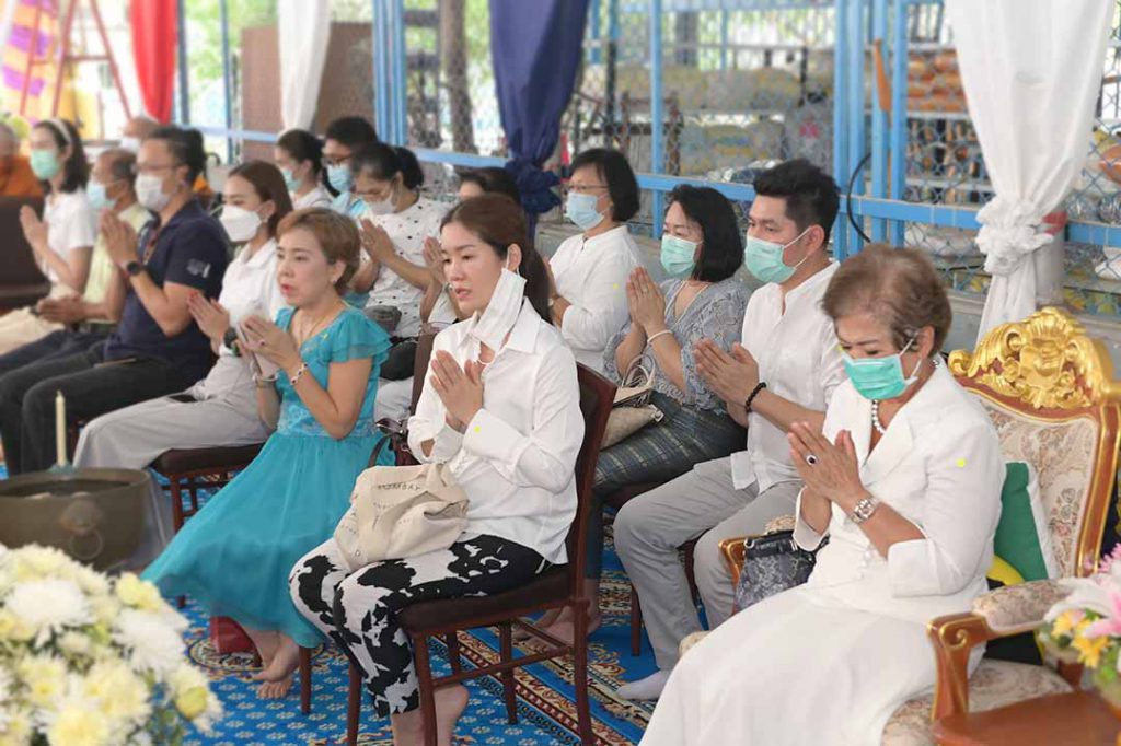 worship-blessing-luang-pho-hin-3-1024x682.jpg